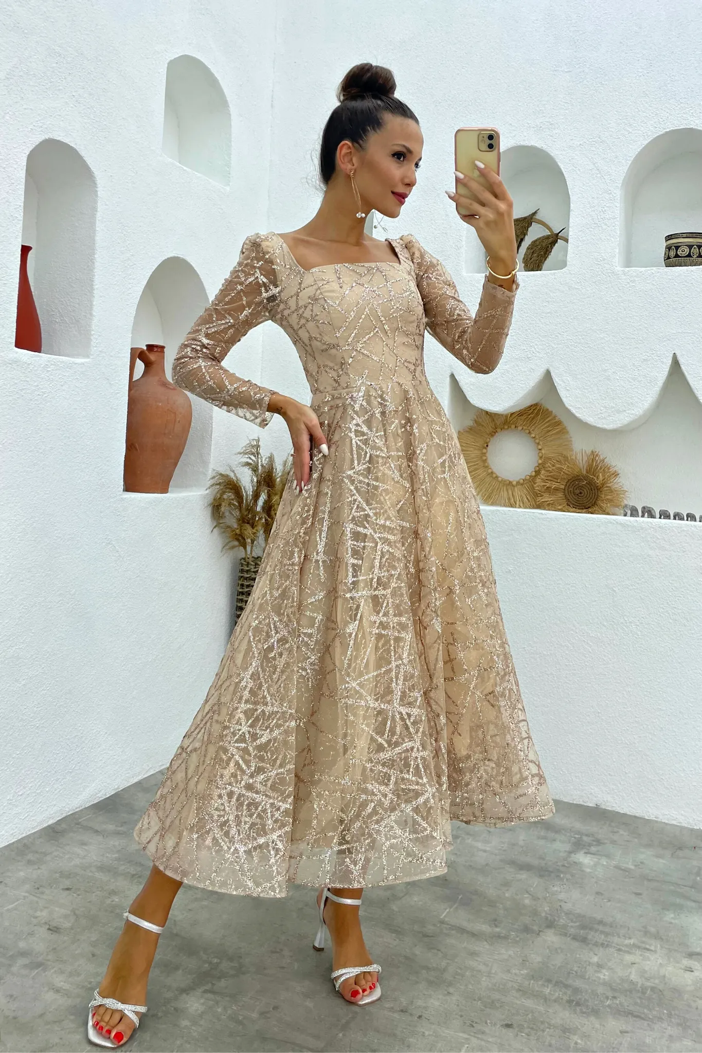 Abito svasato midi in tulle con trama glitterata dorata a manica lunga