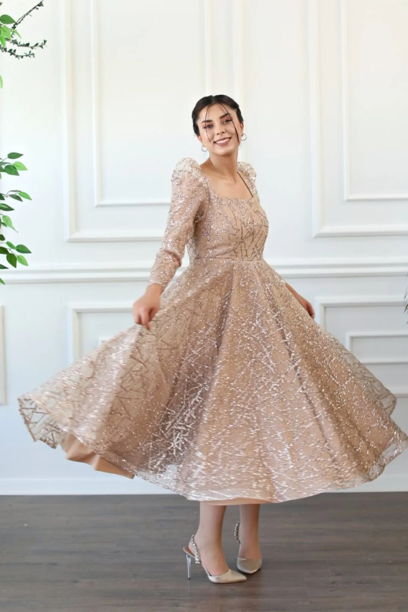 Abito svasato midi in tulle con trama glitterata dorata a manica lunga