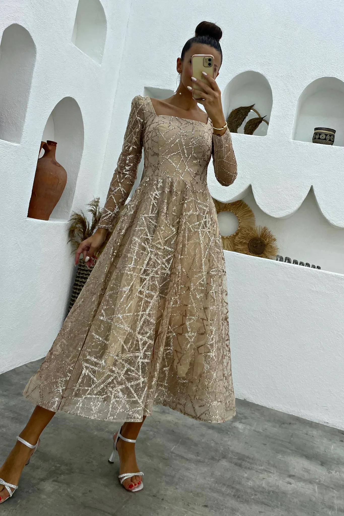 Abito svasato midi in tulle con trama glitterata dorata a manica lunga