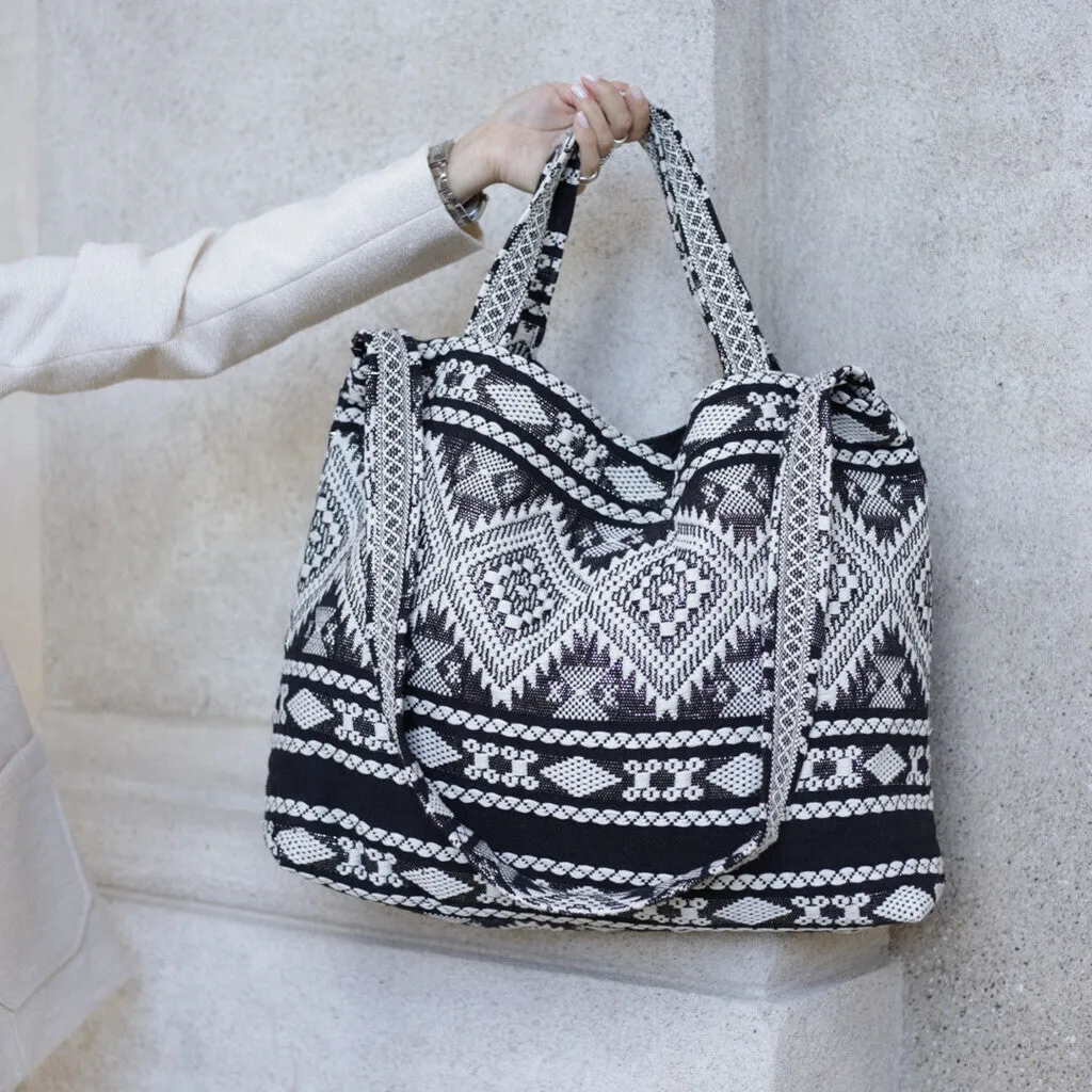 Beautiful shopper bag with woven pattern / 16256 - Black (Nero)