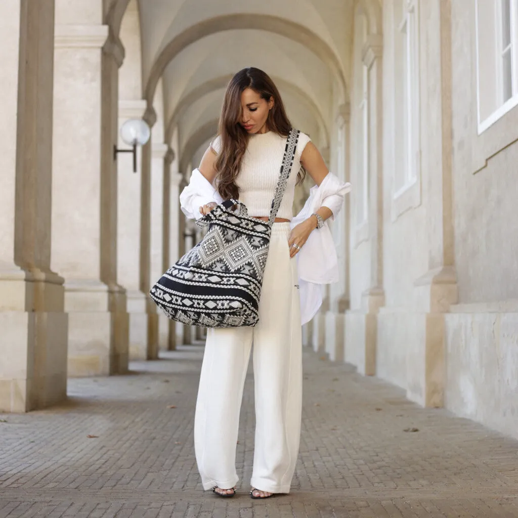 Beautiful shopper bag with woven pattern / 16256 - Black (Nero)