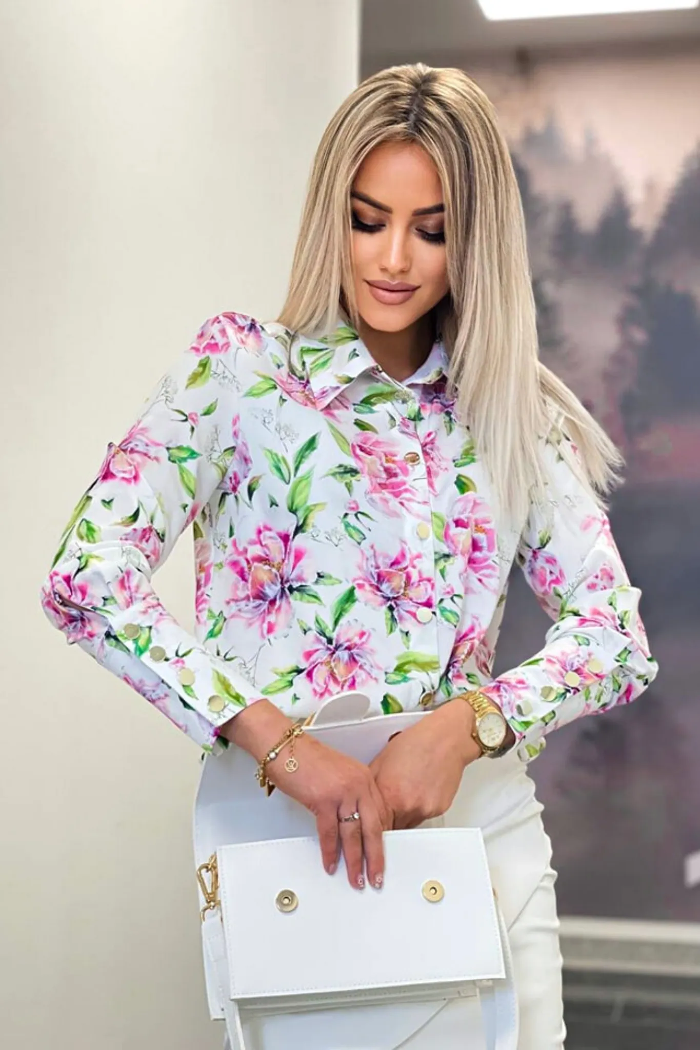 Camicia elegante bianca a fantasia floreale fucsia e foglie con bottoni dorati