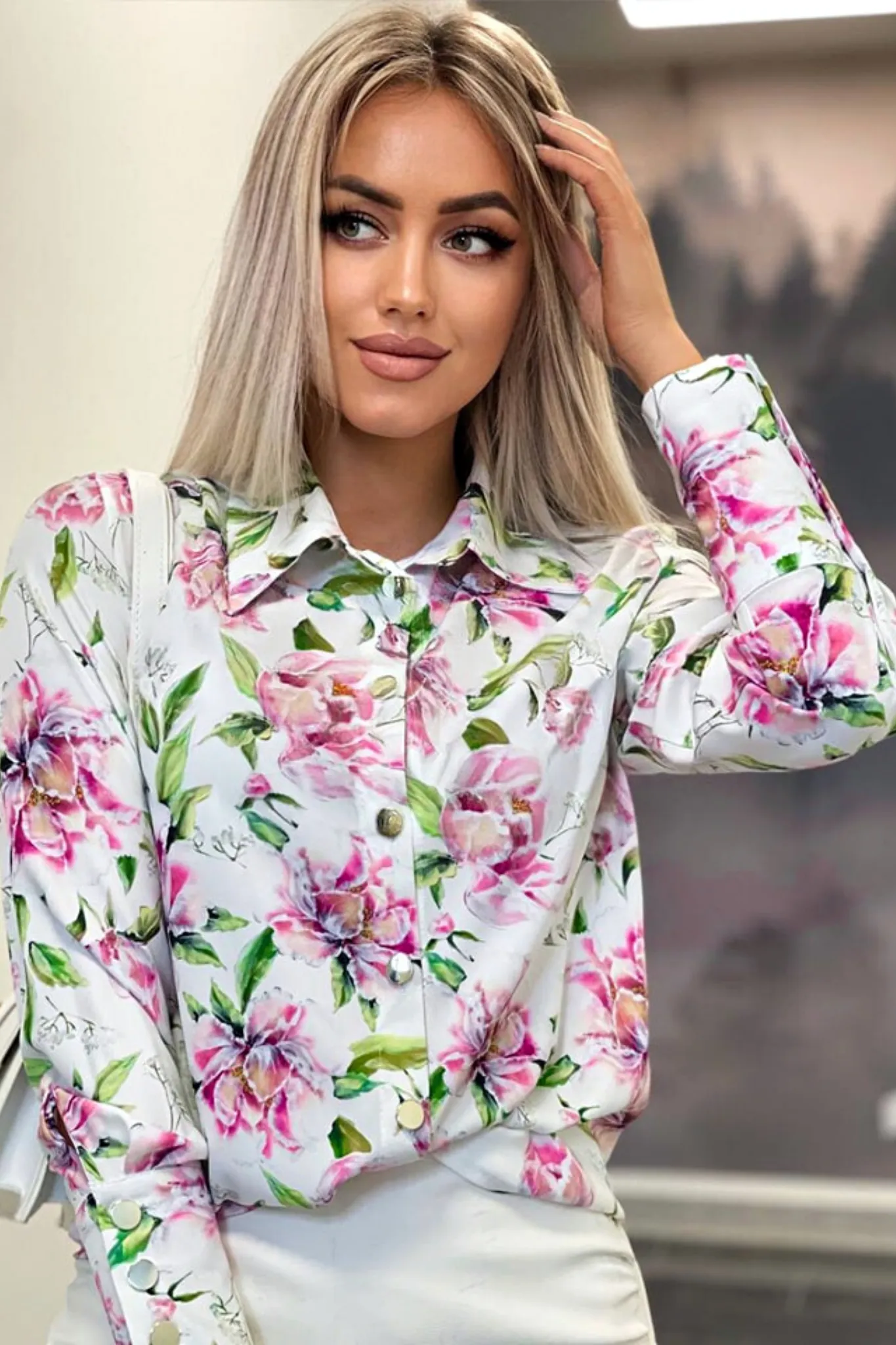 Camicia elegante bianca a fantasia floreale fucsia e foglie con bottoni dorati