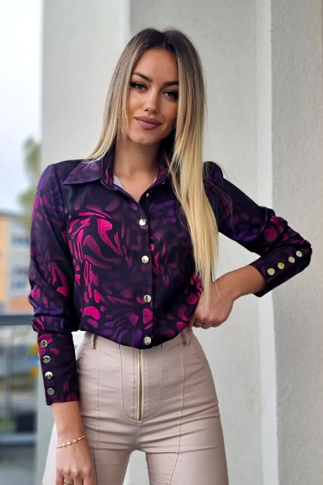 Camicia elegante nera a fantasia astratta viola fucsia con bottoni dorati