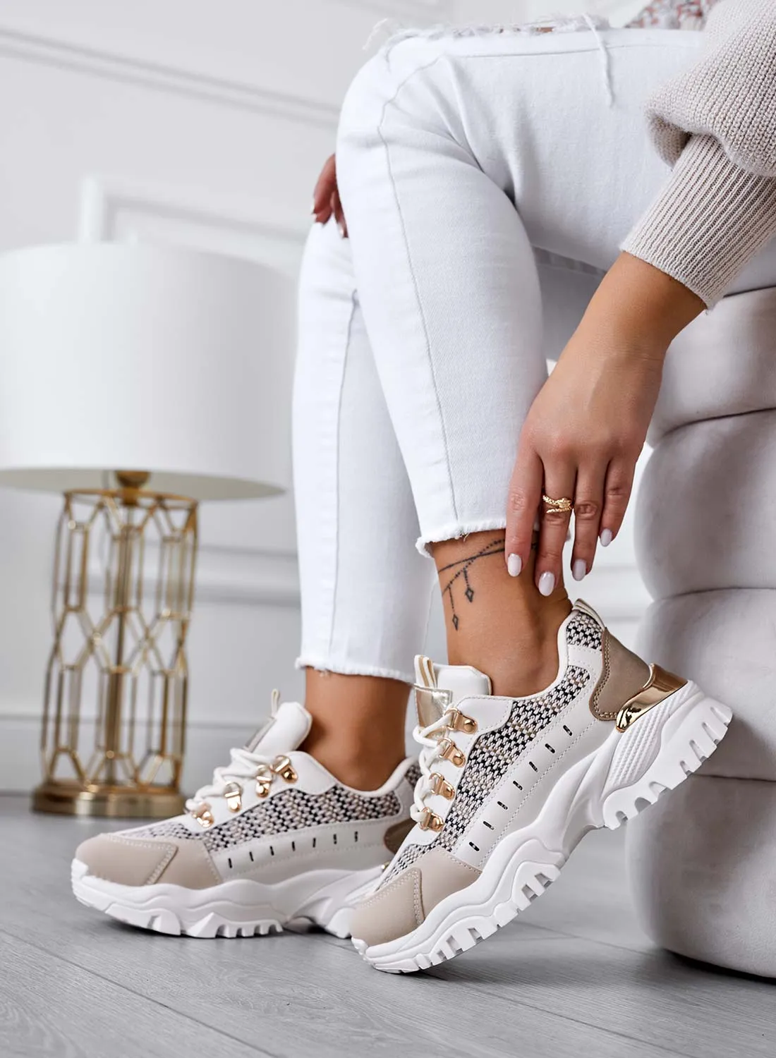 DOINA - Sneakers beige con pannelli a contrasto ed inserti in tessuto