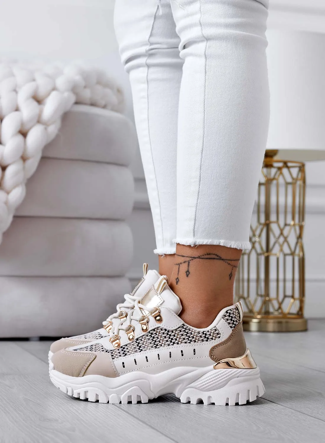 DOINA - Sneakers beige con pannelli a contrasto ed inserti in tessuto