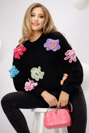 Maglione grosso oversize nero accessoriato con fiori multicolore a uncinetto