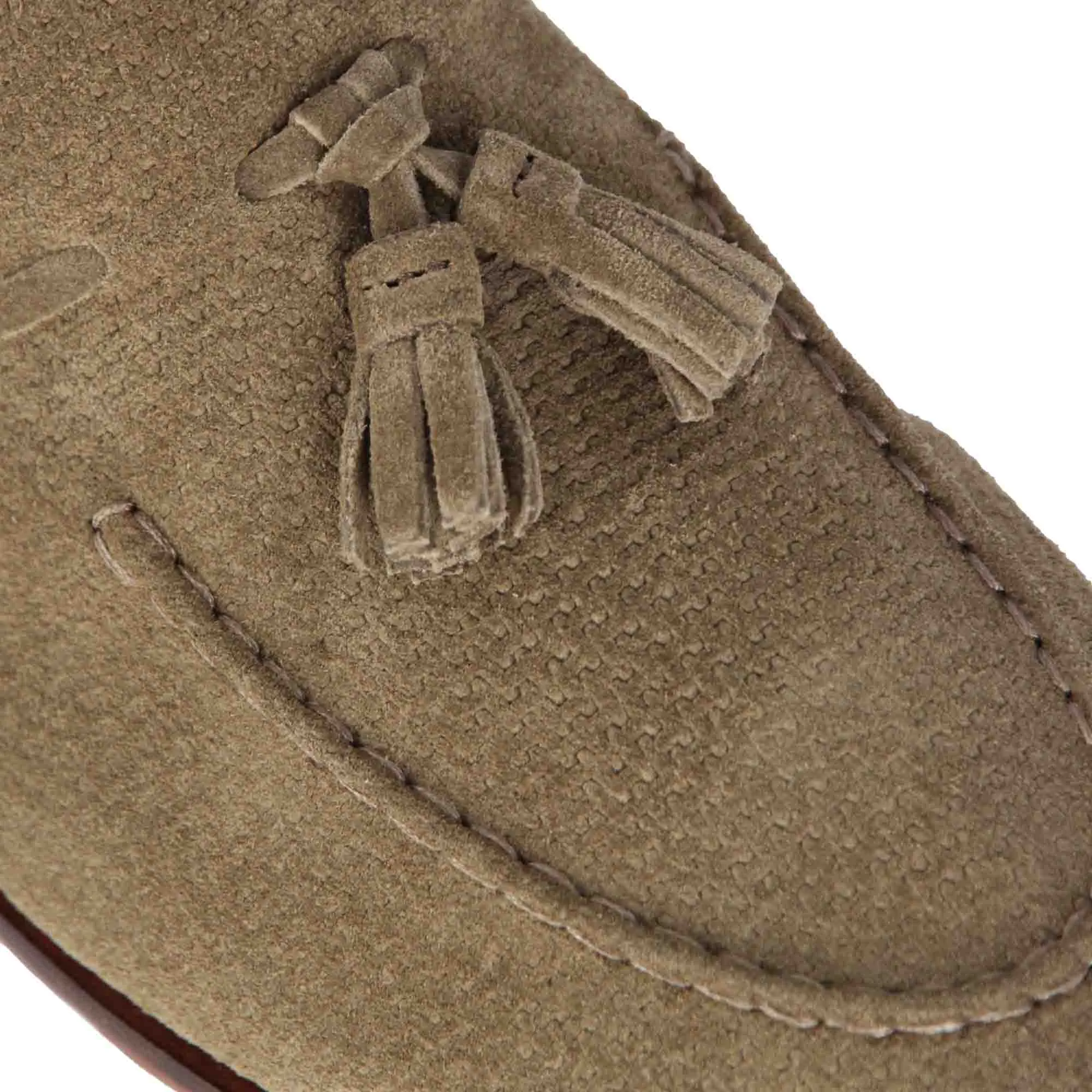 Mocassino in pelle scamosciata fatto a mano con nappine colore beige